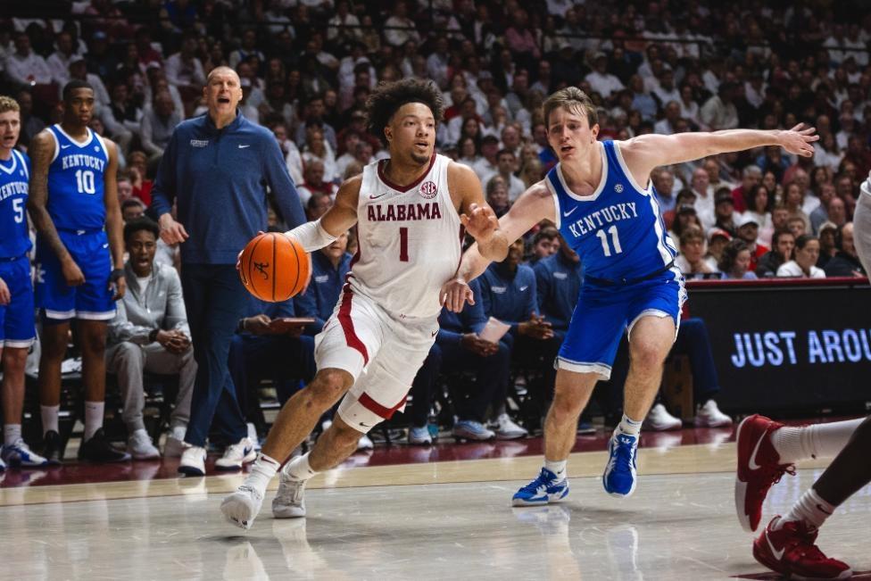 Alabama's Mark Sears dribbles around a Kentucky defender