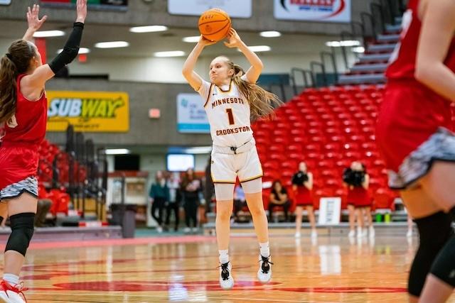Emma Miller shoots the ball in DII women's basketball.